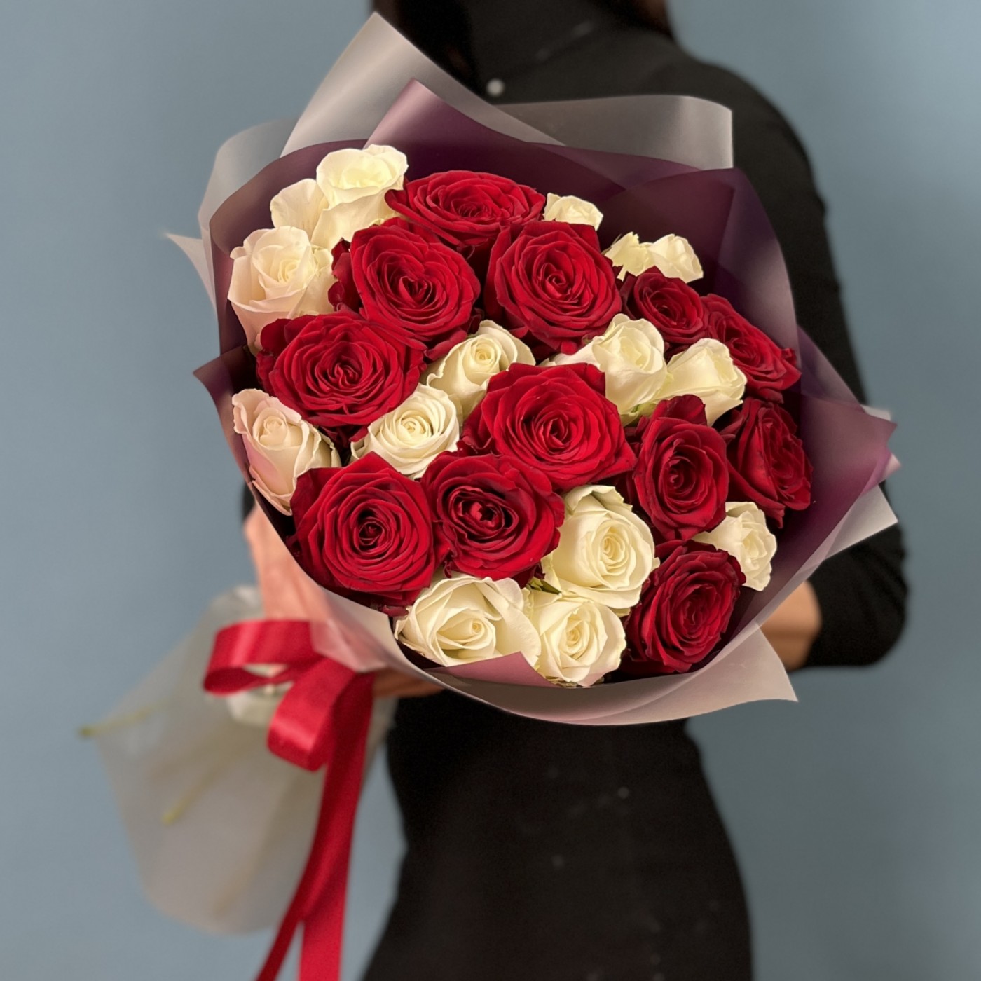 25 красных и белых роз 60 см