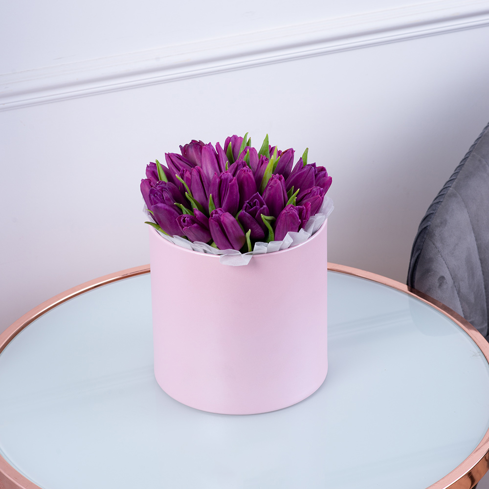 25 фиолетовых тюльпан в розовой шляпной коробке