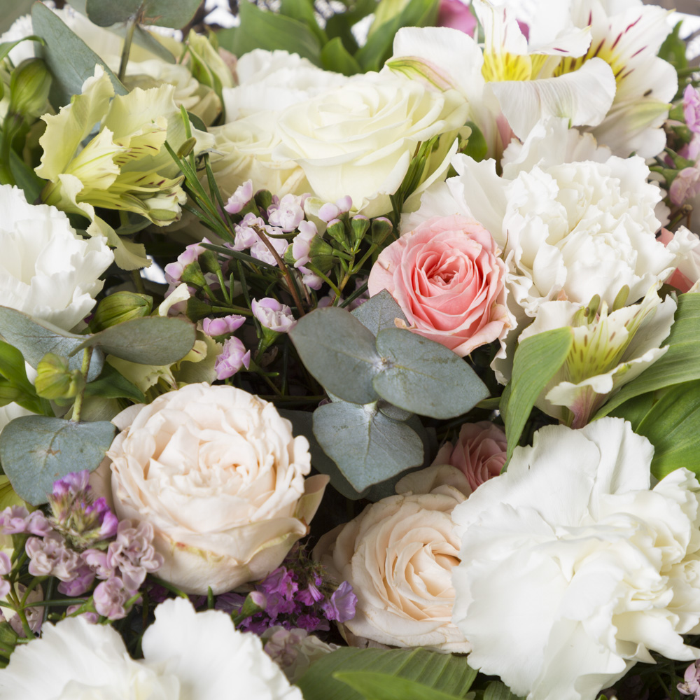 Букет с розами, альстромериями и гортензиями