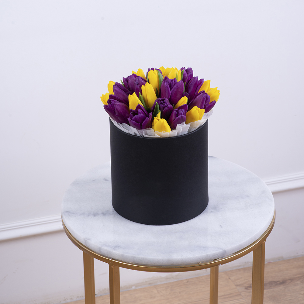 25 разноцветных тюльпан в черной шляпной коробке