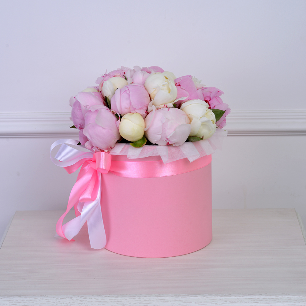 Букет из 19 разноцветных пионов в розовой шляпной коробке