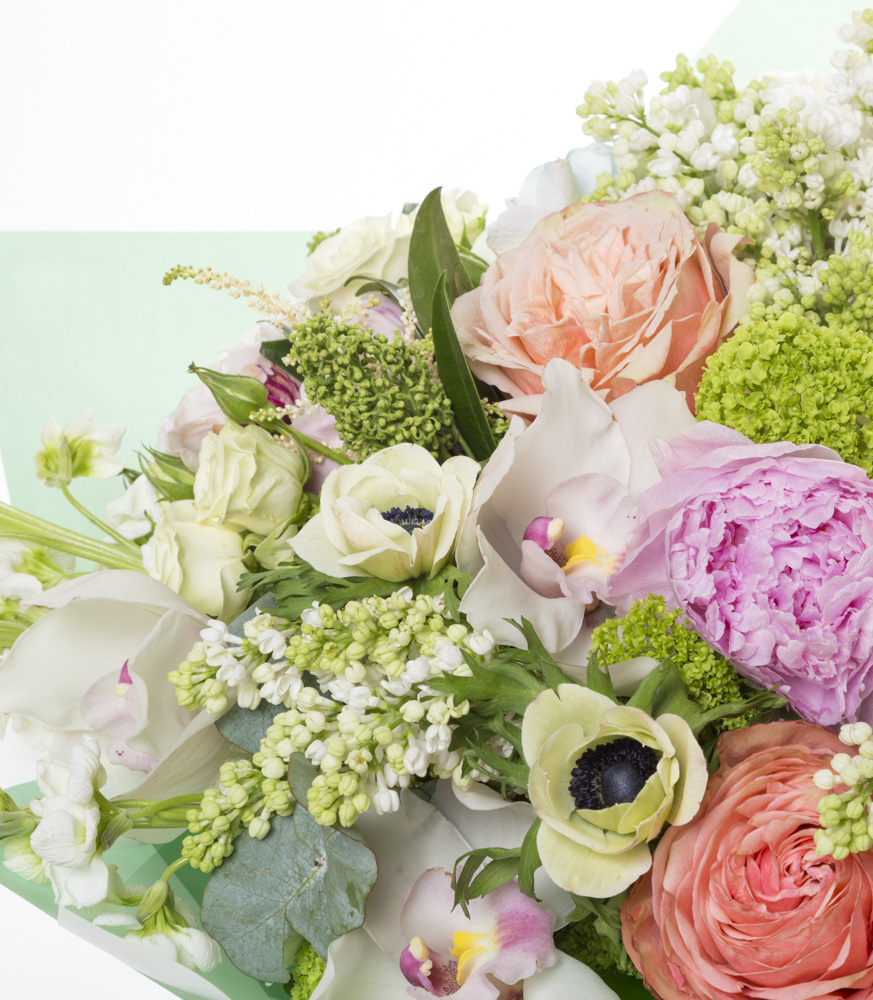 Букет с пионами и маттиолой