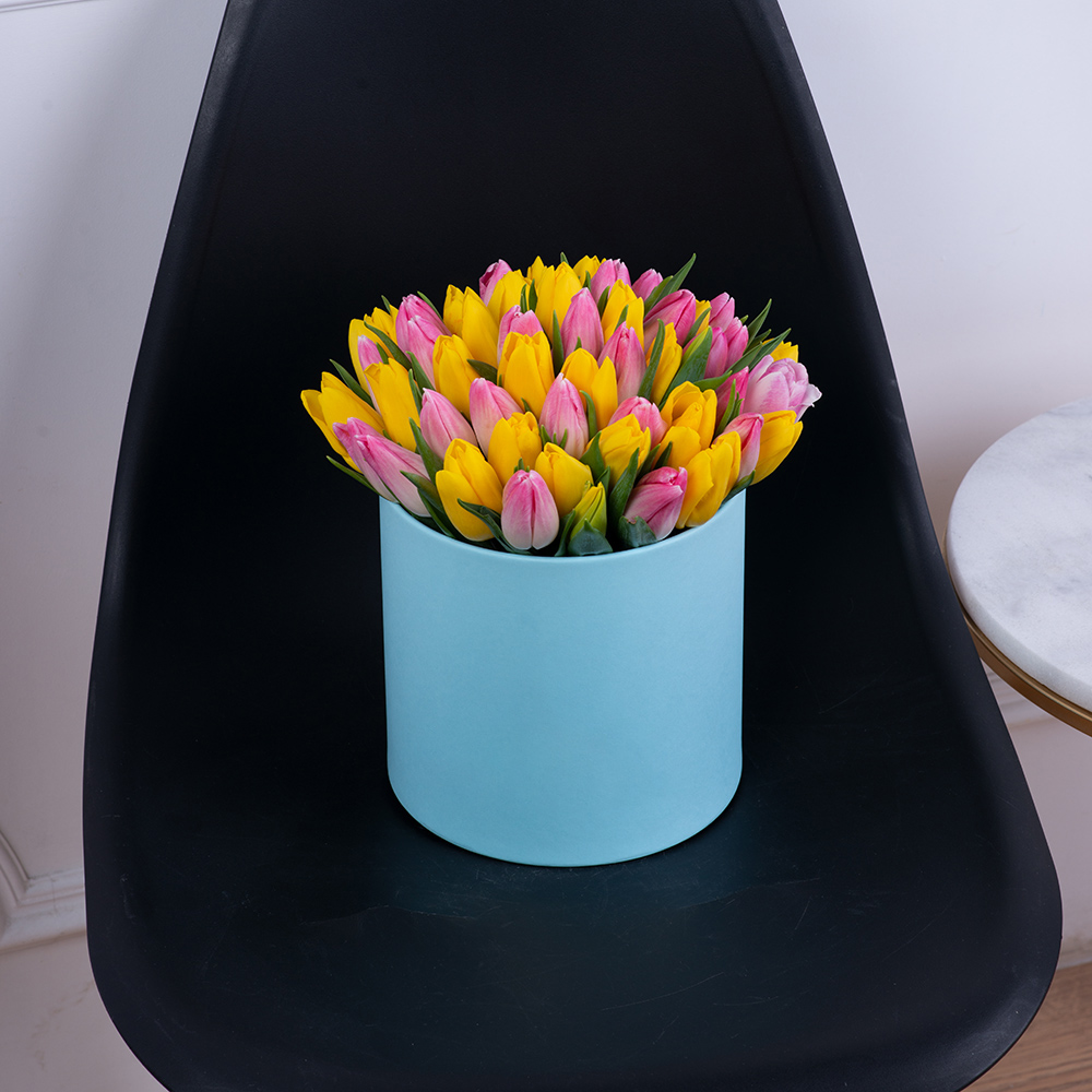 51 разноцветных тюльпан в голубой шляпной коробке