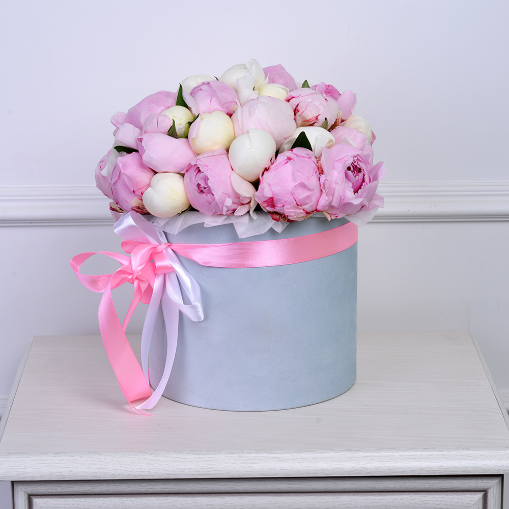 Букет из 35 разноцветных пионов в серой бархатной шляпной коробке