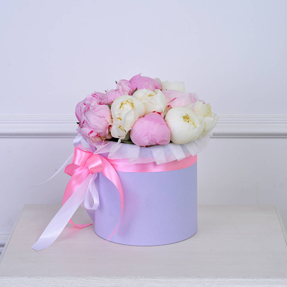 Букет из 11 разноцветных пионов в фиолетовой шляпной коробке