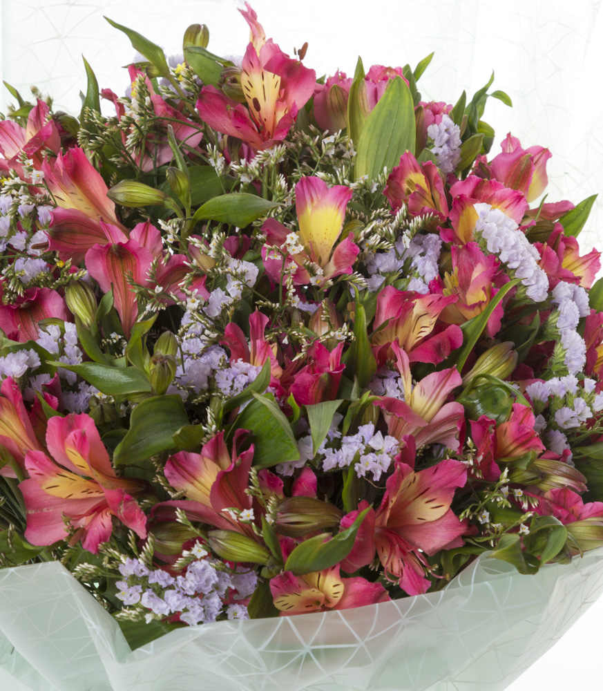 Букет из статицы, альстромерий и лимониума