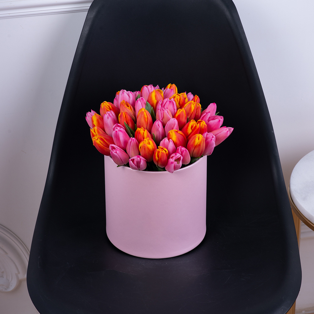 Букет микс из 51 тюльпана в роовой шляпной коробке