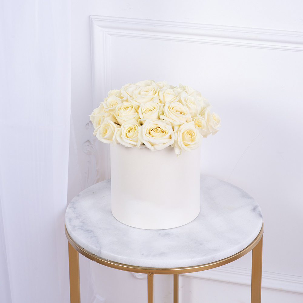 Букет из 35 белых роз premium в кремовой шляпной коробке