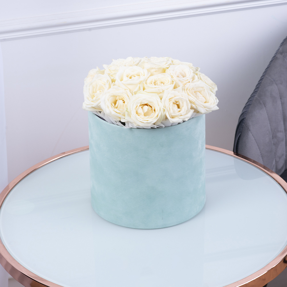 Букет из 19 белых роз premium в зеленой бархатной шляпной коробке