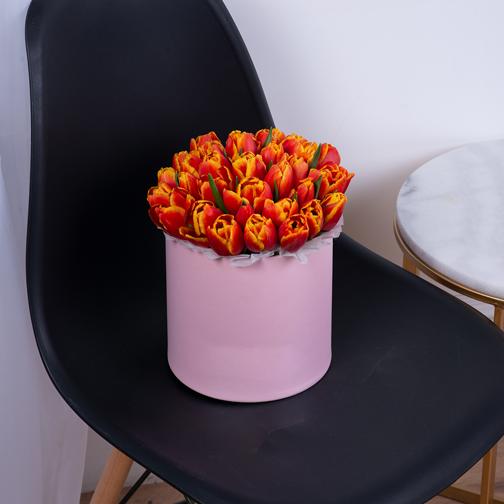 35 огненных тюльпан в розовой шляпной коробке