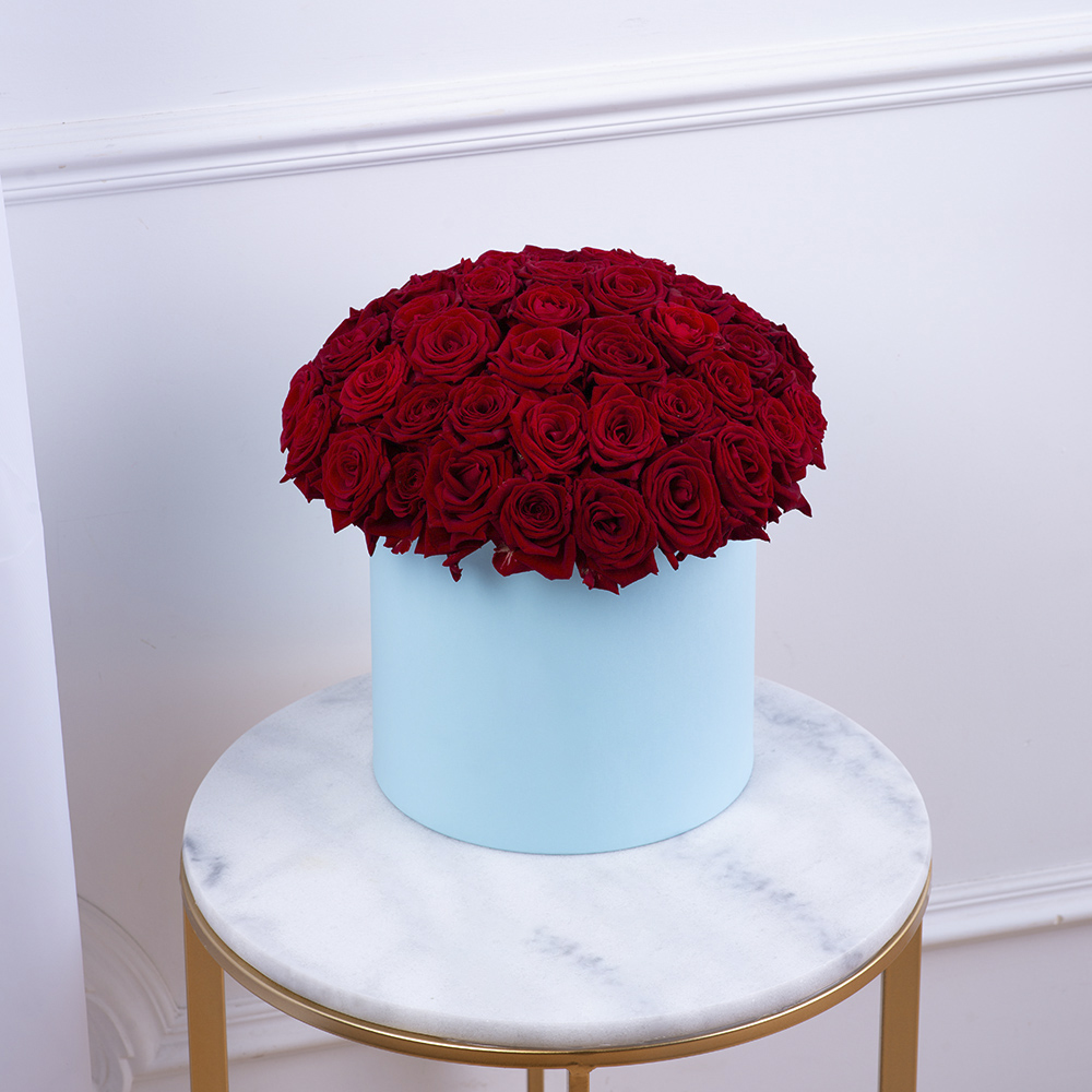 Букет из 51 красной розы premium в голубой шляпной коробке