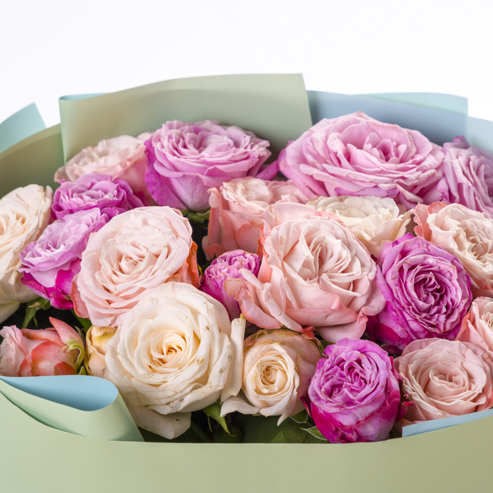 11 разноцветных кустовых роз