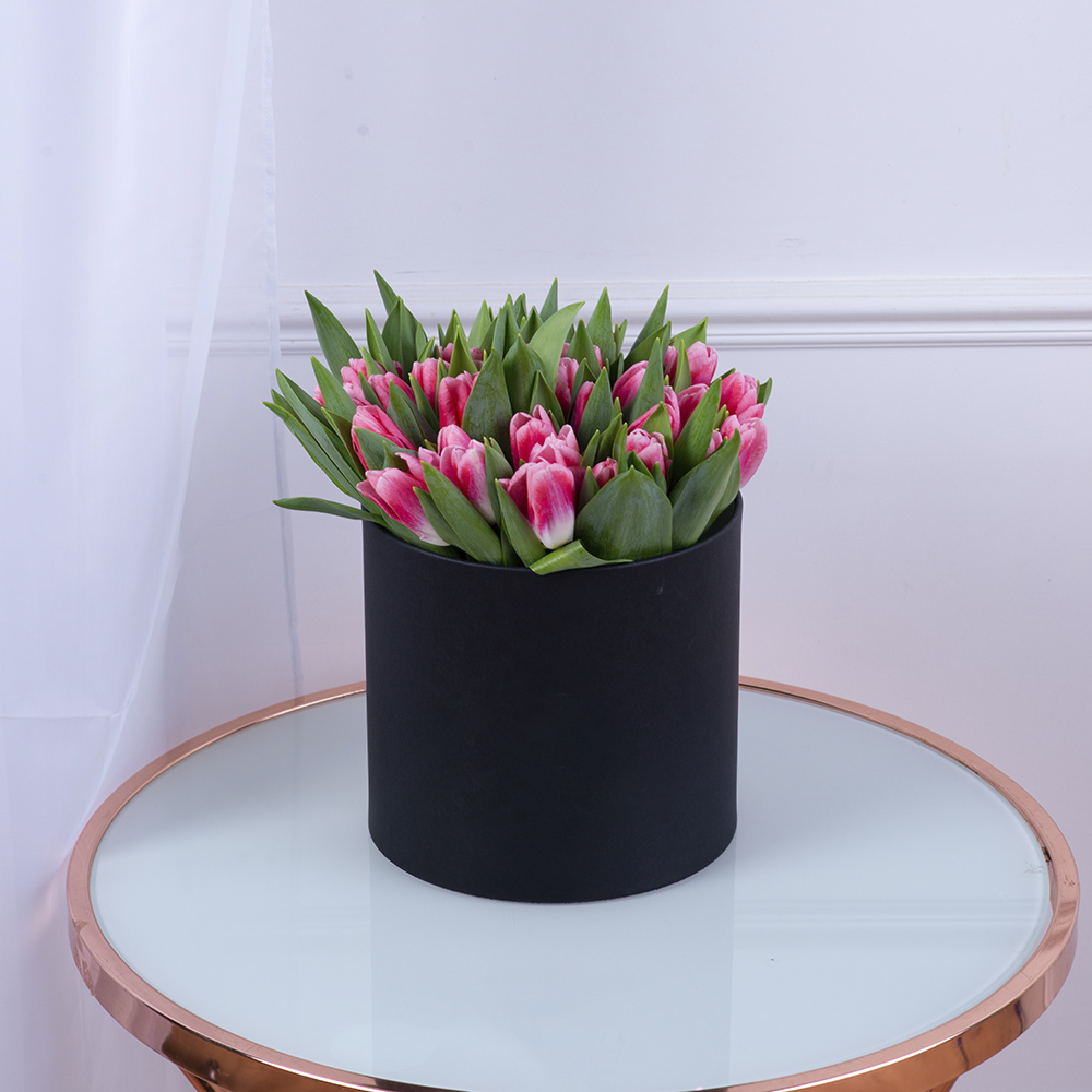 51 Бело-малиновый тюльпан в черной шляпной коробке