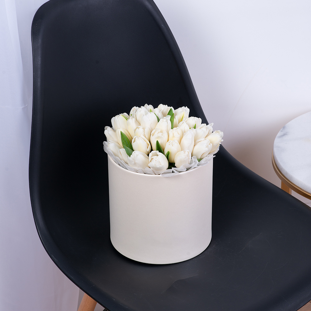 35 белых тюльпан в кремовой шляпной коробке