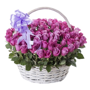 101 сиреневая роза в корзине с лентой