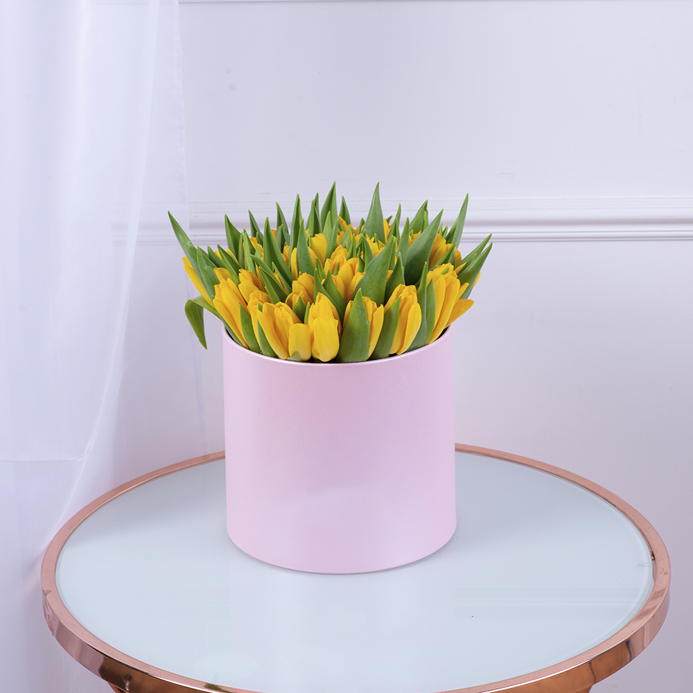 51 желтый тюльпан в розовой шляпной коробке