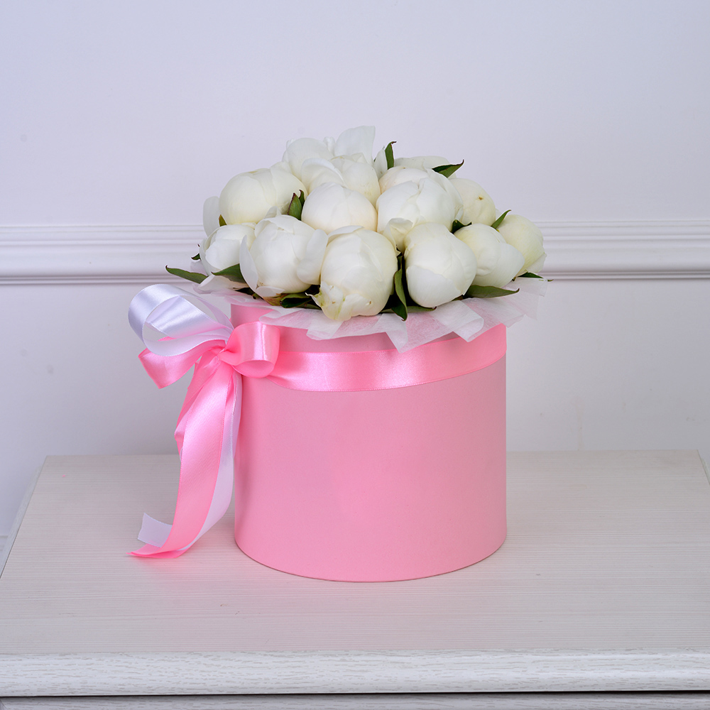 Букет из 19 белых пионов в розовой шляпной коробке