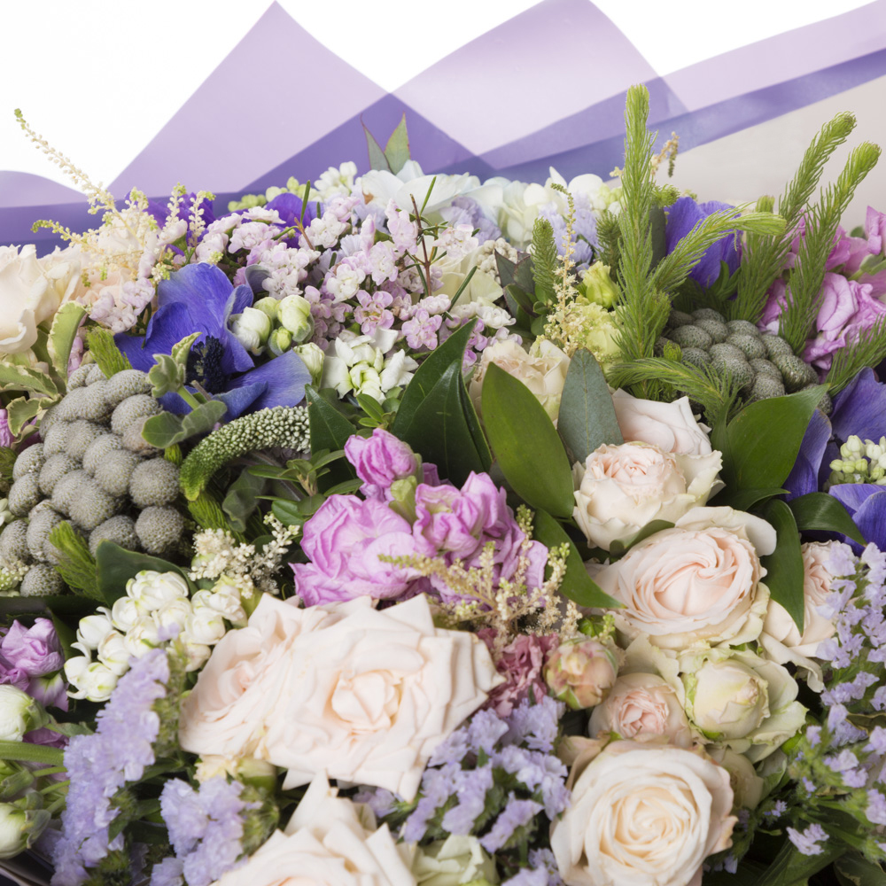 Букет из роз, эустомы и маттиолы