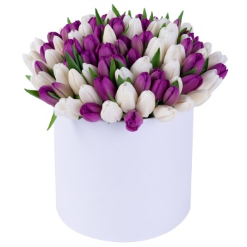 101 разноцветный тюльпан в белой шляпной коробке