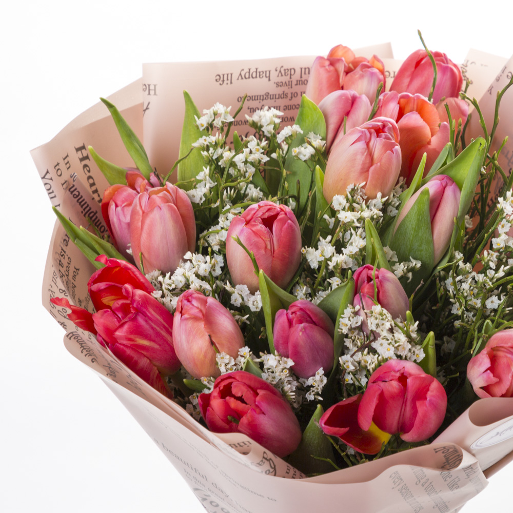 Букет из 19 розовых тюльпанов с лимониумом