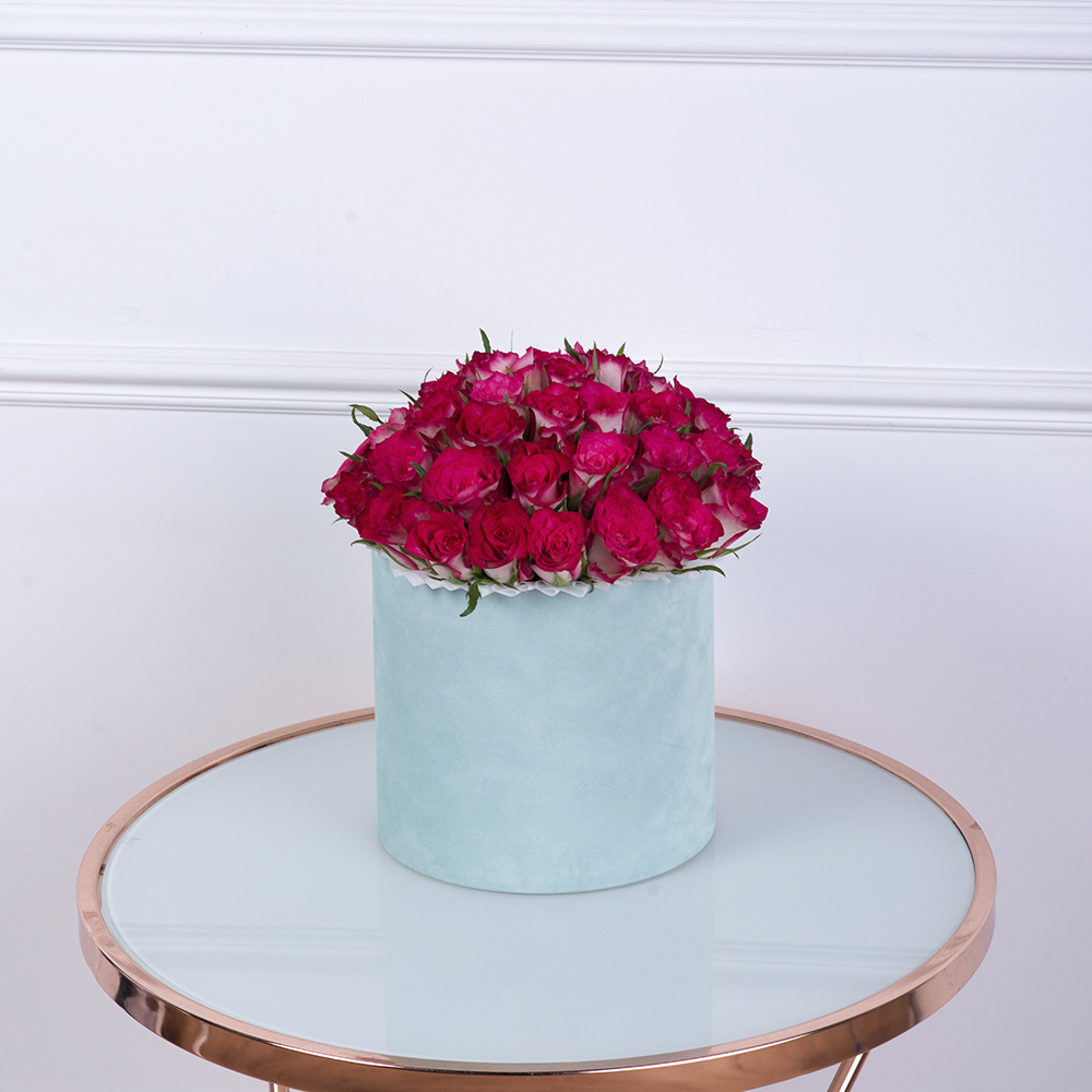 Букет из 51 бело-малиновой розы в зеленой бархатной шляпной коробке