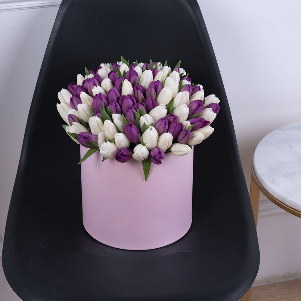 101 разноцветный тюльпан в розовой шляпной коробке