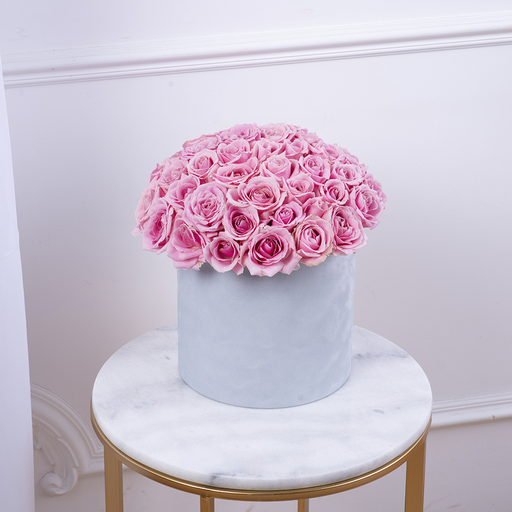 Букет из 51 розовой розы premium в серой бархатной шляпной коробке