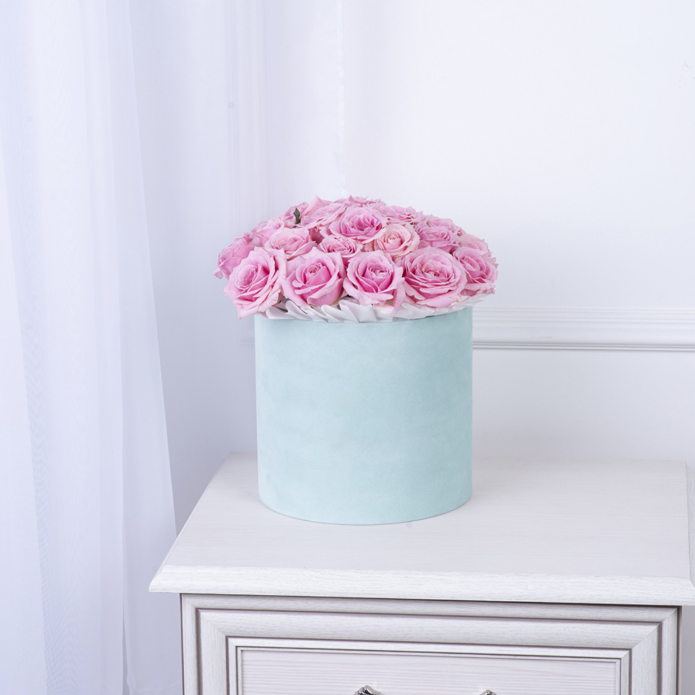 Букет из 25 розовых роз premium в зеленой бархатной шляпной коробке