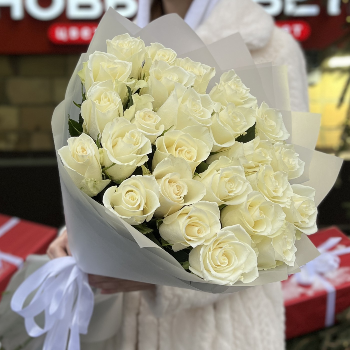 25 белых роз Эквадор 70 см