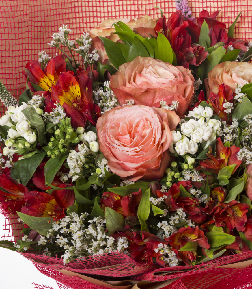 Букет из роз, альстромерий и рускуса
