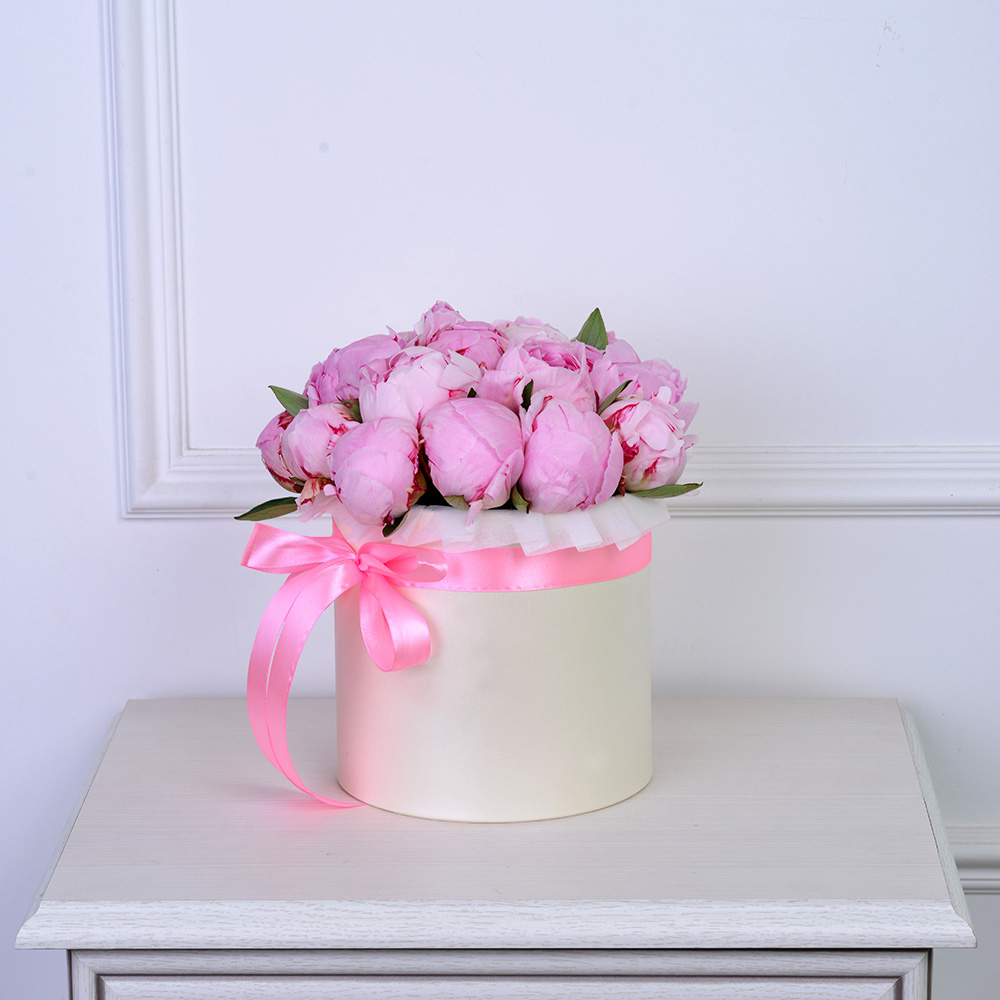 Букет из 19 розовых пионов в кремовой шляпной коробке
