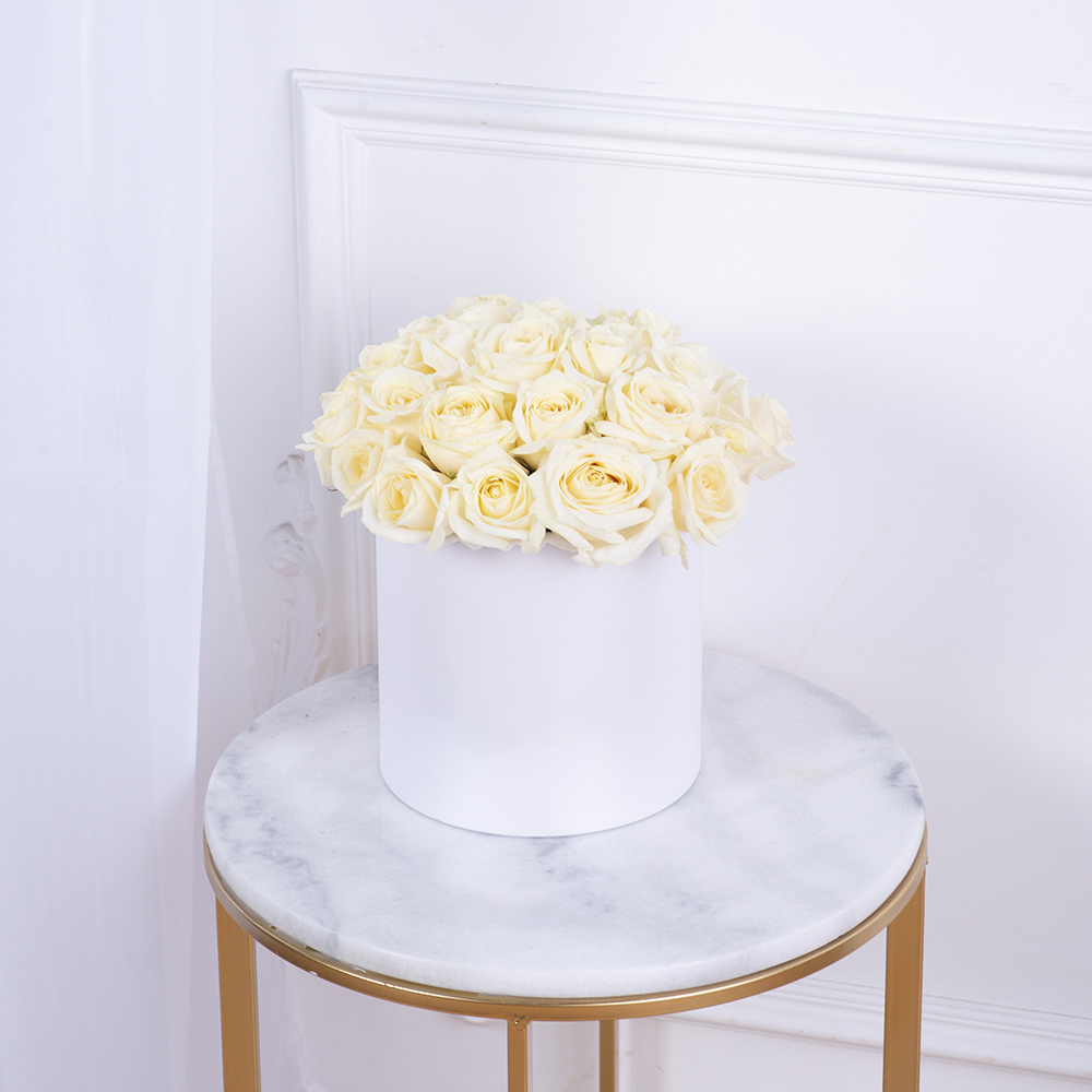 Букет из 35 белых роз premium в белой шляпной коробке