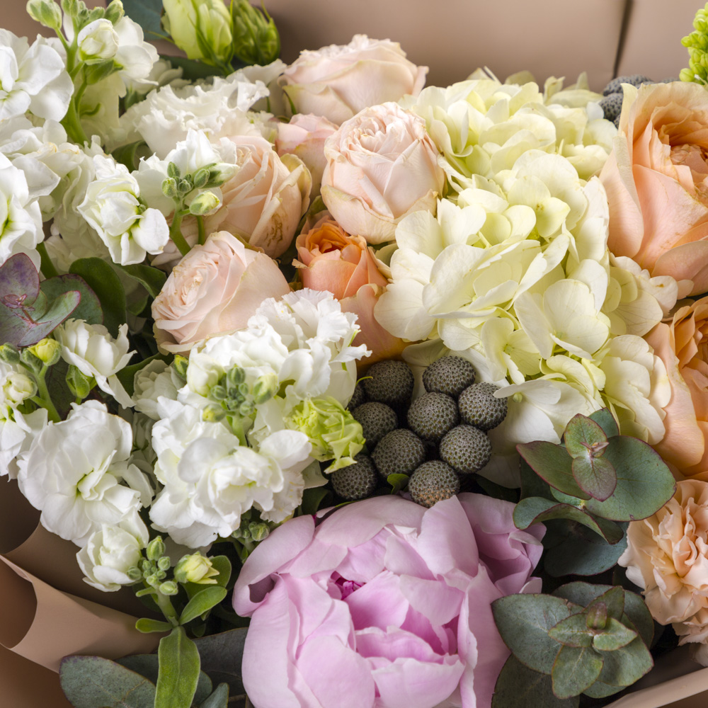 Букет с розами и брунией