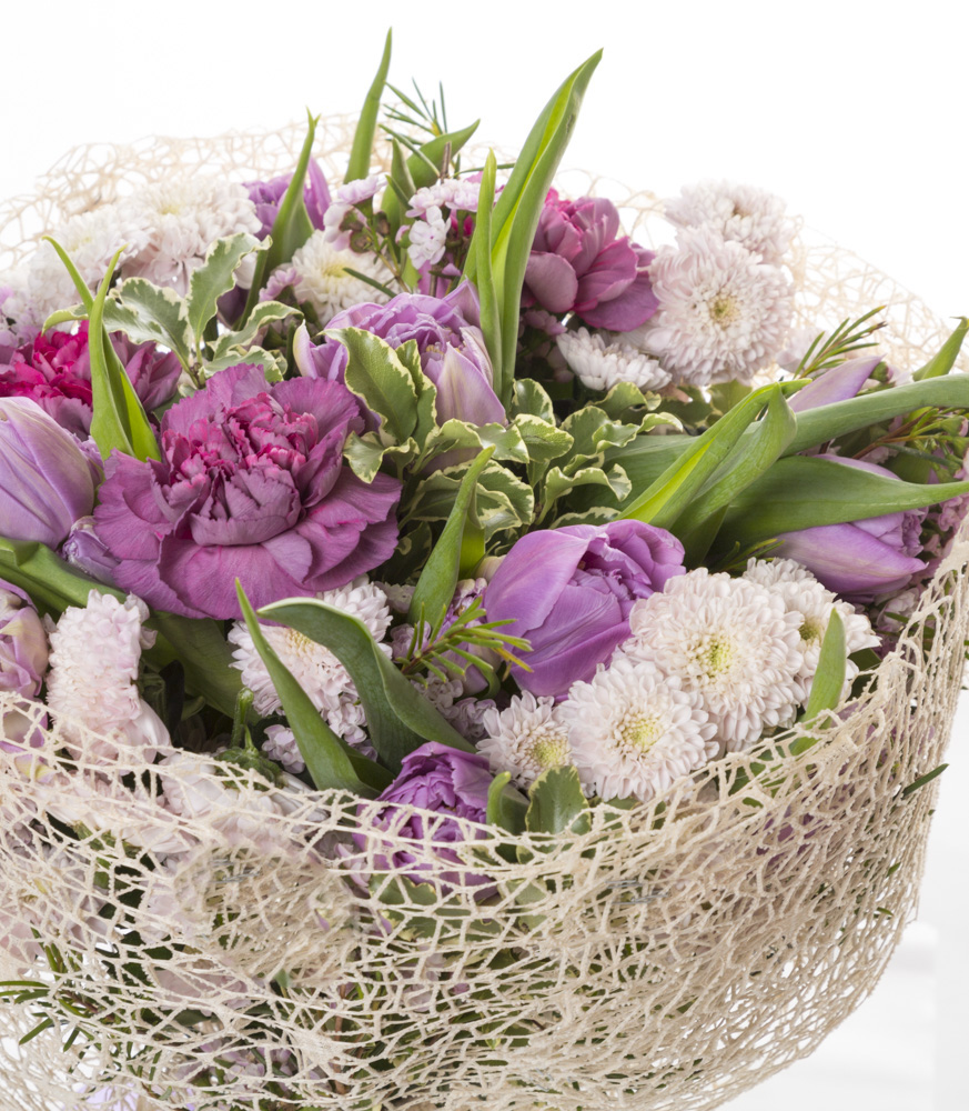 Букет из гвоздик, тюльпанов и питоспорума