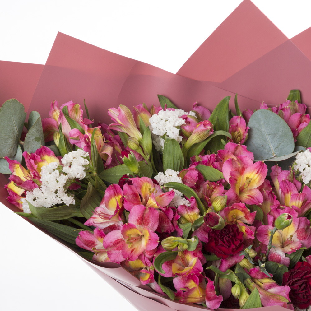 Букет с эвкалиптом и альстромерией