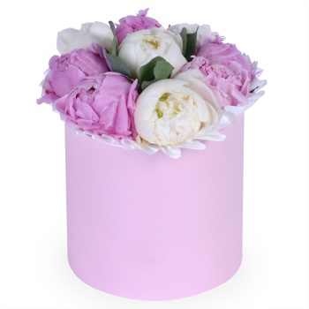 Букет из 9 разноцветных пионов в шляпной коробке с эвкалиптом