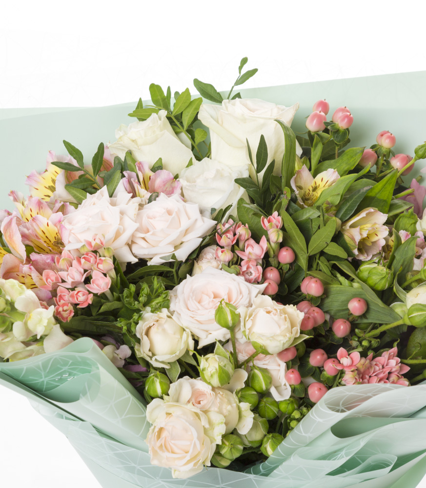 Букет из роз, альстромерий и гиперикума