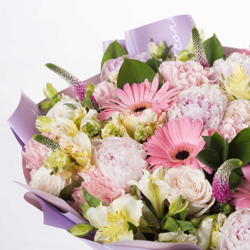 Букет из пионов, гвоздик и гербер