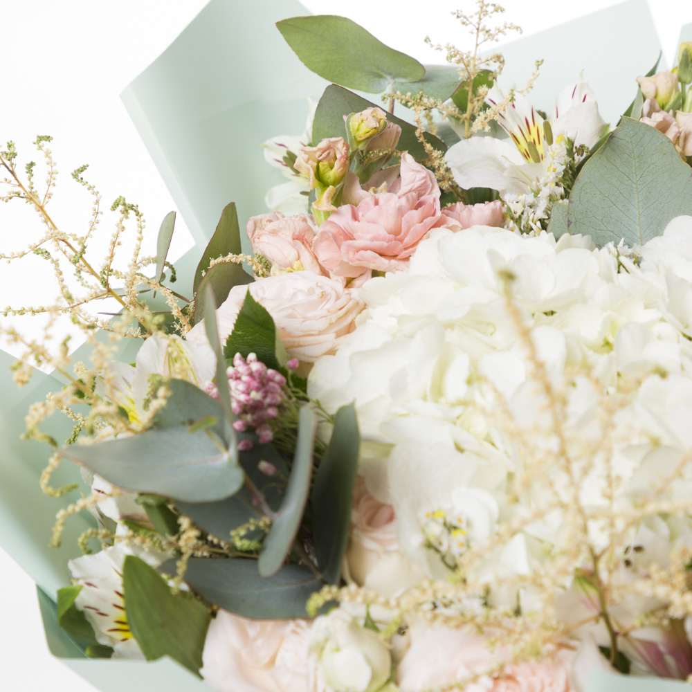 Букет с гортензией, кустовой розой и маттиолой