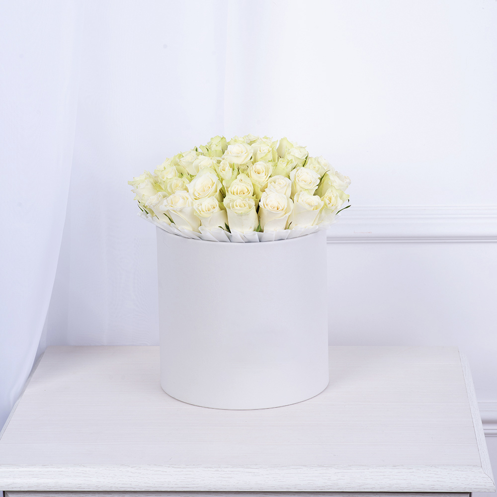 Букет из 35 белых роз в белой шляпной коробке