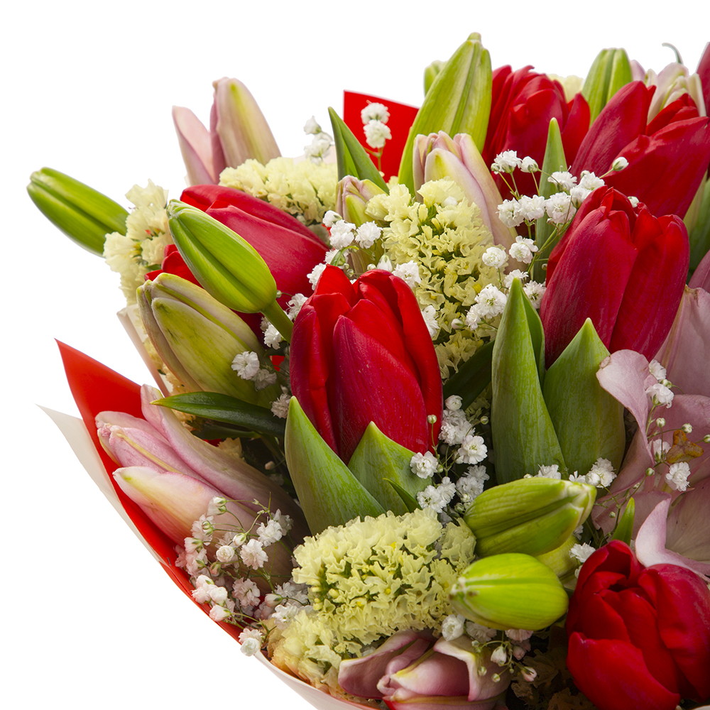 Букет из красных тюльпанов и лилий