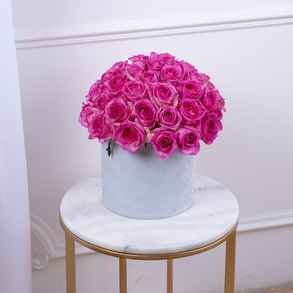 Букет из 51 малиновой розы premium в серой бархатной шляпной коробке