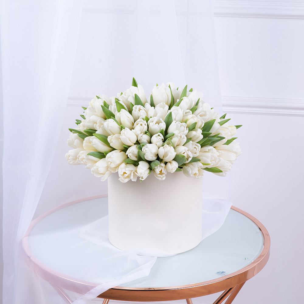 101 белый тюльпан в кремовой шляпной коробке