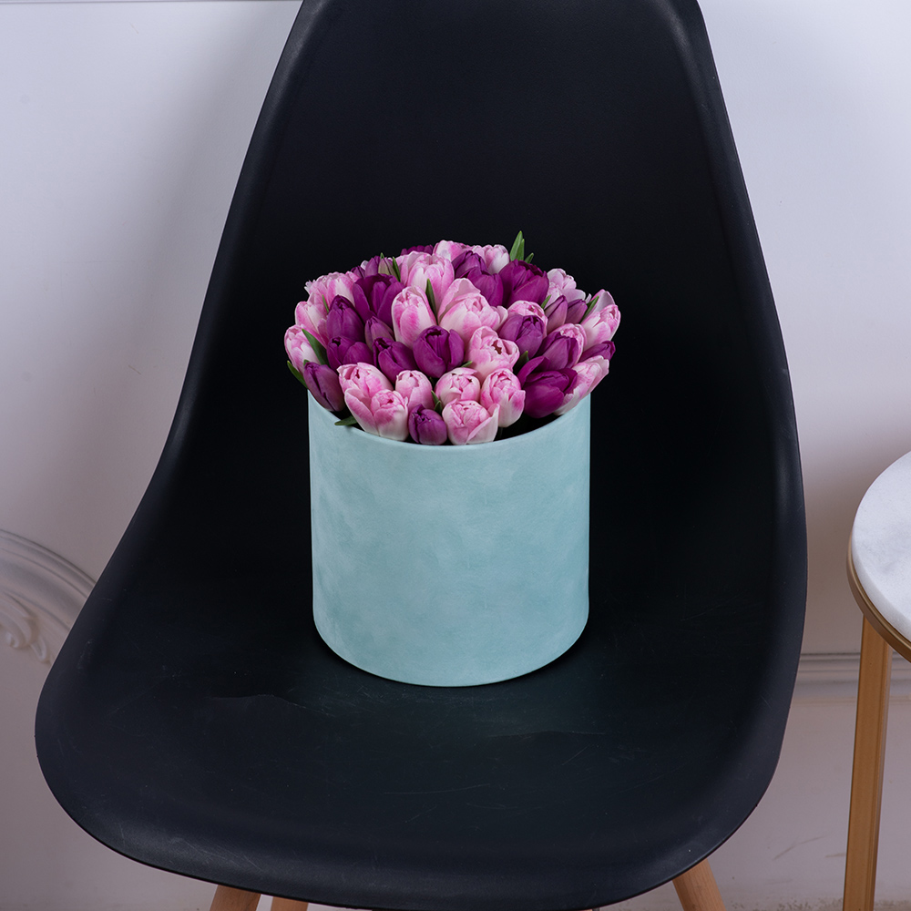 Разноцветный 51 тюльпан в зеленой бархатной шляпной коробке