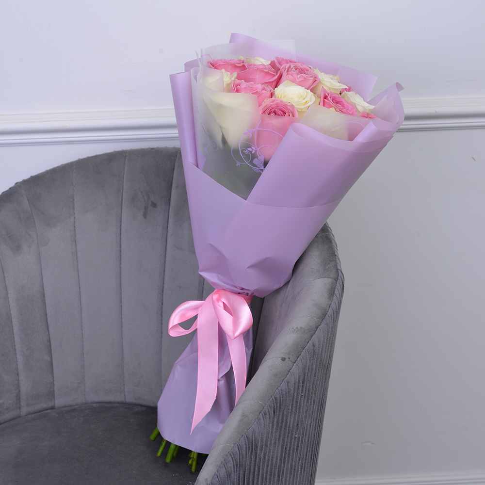 Букет из 19 разноцветных роз 40 см