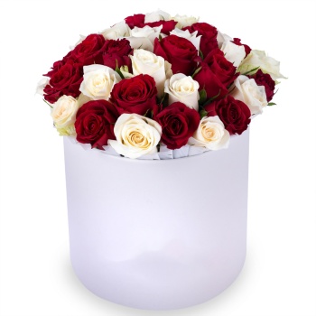 35 разноцветных роз в белой шляпной коробке