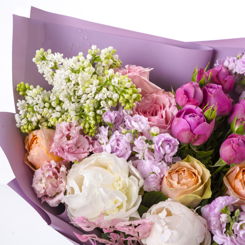 Букет с маттиолой и пионами