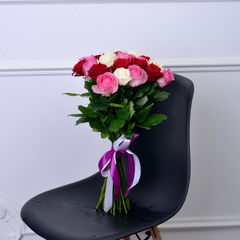 Букет из 25 разноцветных роз Premium 50 см в пленке