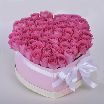 51 розовая роза в коробке в форме сердца