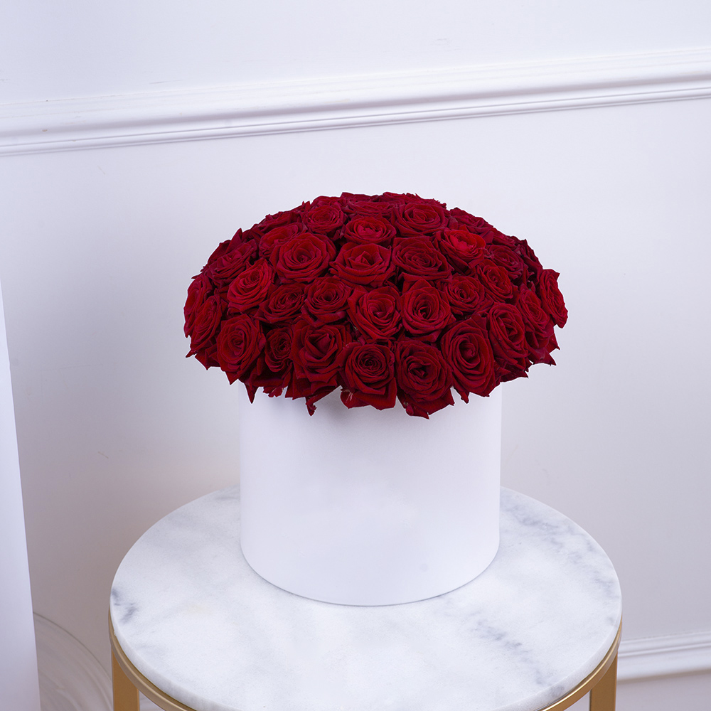 Букет из 51 красной розы premium в белой шляпной коробке